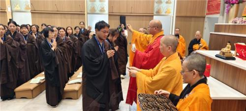 心保和尚為戒子灑淨