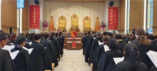 心保和尚引領眾佛子請聖、懺悔發願，宣誓盡形壽皈依三寶，受持五戒
