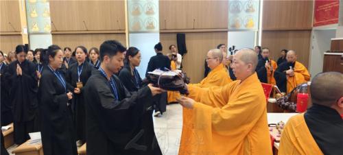 戒子在梵音聲中，以一顆感恩歡喜的心，迎向「心」的生命旅程