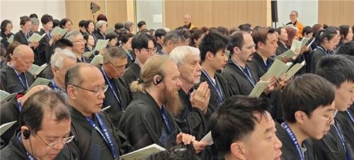 心保和尚引領眾佛子請聖、懺悔發願，宣誓盡形壽皈依三寶，受持五戒