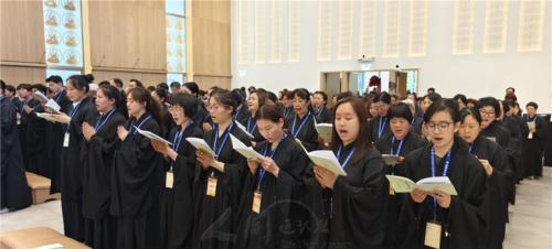 許多青年皈依受戒，成為戒會的特色