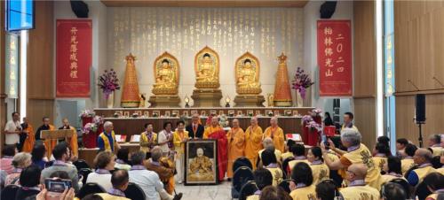 佛光山住持心保和尚(中右)、國際佛光會世界總會副總會長劉招明(中左)等人，代表致贈星雲大師寶石畫