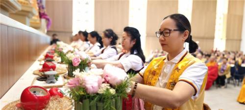 歐洲佛光山功德主以及柏林青年的隊伍呈獻六塵供