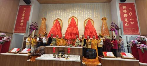 心保和尚及功德主代表等為三寶佛揭幕