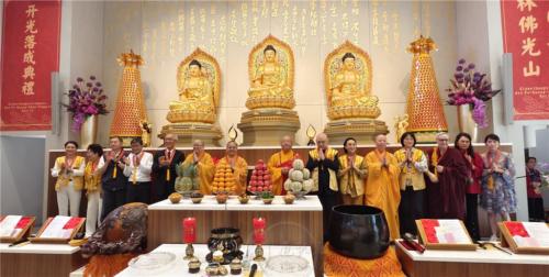 心保和尚及功德主代表等為三寶佛揭幕