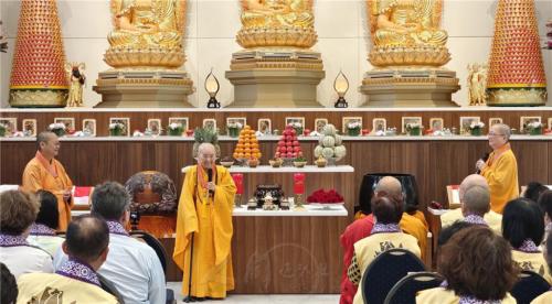 慈莊法師（中）讚歎新道場很威武，很莊嚴，勉勵信仰傳仰