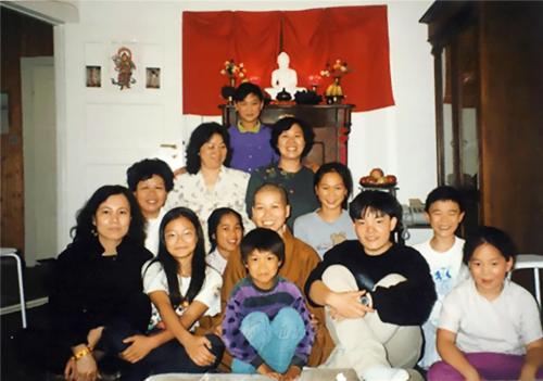 佛光山在德國的第一間佛堂，滿徹法師（中）成立的柏林禪淨中心Argentinische Allee