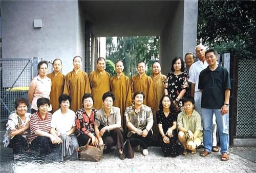 在歐洲弘法的法師們及信眾，於柏林禪淨中心合影