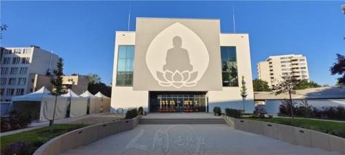 新道場戶外呈現的是生態城市規畫，園區有戶外庭院、舞台、兒童樂園等，更種植了蘋果、李、杏和梨樹等，將生態與休憩功能巧妙地結合在一起