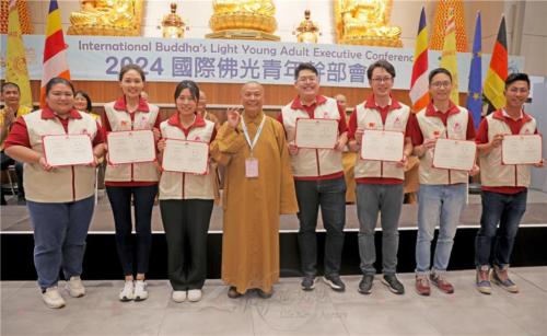 慧傳法師（左4）為全球白象幹部二級、善財講師授證