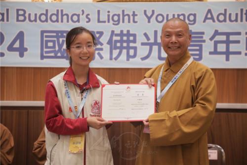 慧傳法師頒發「歐洲專員證書」給倫敦的妙慧講師彭寶珊（左）