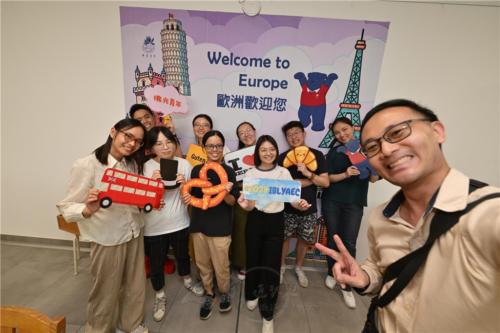 青年愛拍照，「歐洲打卡牆」讓大家一秒前往倫敦大笨鐘、荷蘭風車、柏林勃蘭登堡門、巴黎鐵塔，以及和義大利羅馬競技場，讓青年仿佛身臨其境