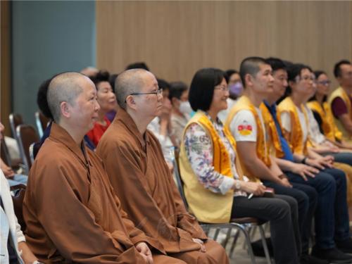 慧傳法師生動的演講，歐洲教區總住持覺容法師（左2）、柏林佛光山住持妙祥法師（左1）也專注聆聽