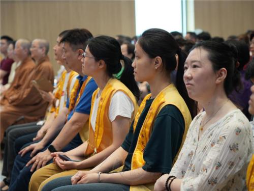 聽眾們無不全神貫注地聆聽法師的經驗分享