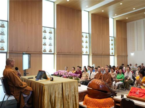 法師用幽默風趣的語言，跨越古今的典故，主講「佛教與生活」，贏得現場105位歐、亞裔人士的陣陣掌聲