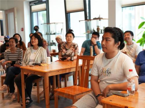 座上的德、中義工與佛光青年們，不分年齡，都專心聆聽