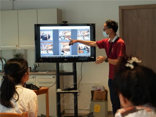 攝影課的後半段，即讓大家分享討論各人當天法會時拍攝的照片