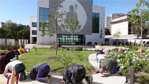 柏林佛光人於道場禪園中虔誠朝山