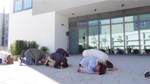 柏林佛光小菩薩也隨爸爸一起朝山