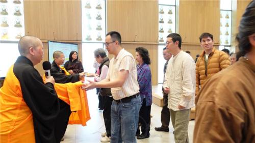 法師們與柏林佛光人分享從灣台帶回的中秋月餅