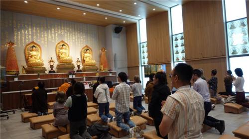 朝山後，大眾於柏林佛光山大殿聆聽星雲大師〈朝山祈願文〉