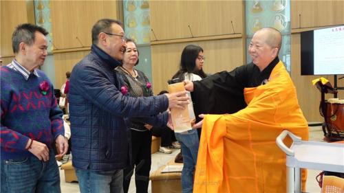 佛光長者歡喜從妙祥法師手上領取敬老禮品