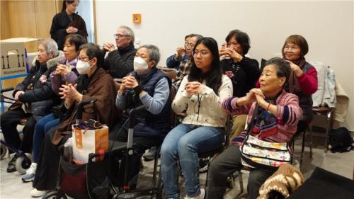 柏林佛光長者認真學習手指健康操