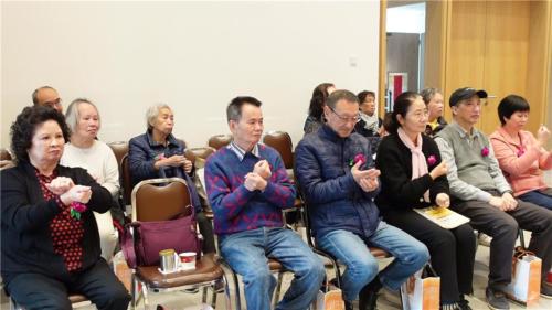 柏林佛光長者認真學習手指健康操