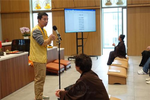 柏林協會副會長唐雪峰帶動大家一起學做「手指操八段錦」