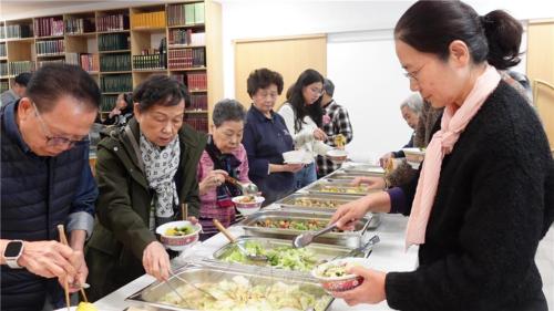 佛光長者歡喜享用十全十美素齋