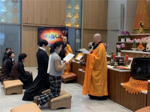 住持妙祥法師與監寺永超法師為來自中國的周媚媚與程琛舉行簡單卻莊嚴隆重的皈依儀式