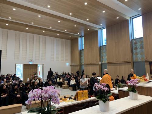 法師們以加持過的藥師咒水與信眾結緣