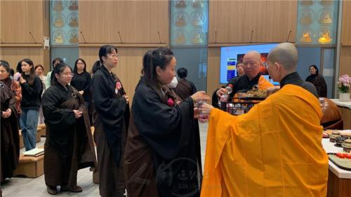 在80多位德、華、印度裔信眾的見證下，2位福報滿載的信徒歡喜成為正信三寶弟子