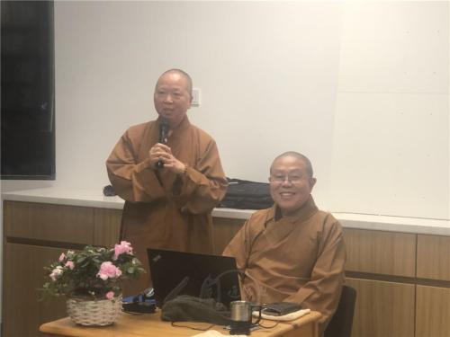 妙祥法師介紹慧開法師（右）