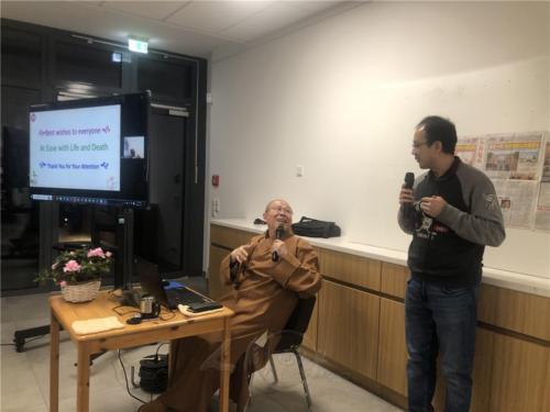 青年劉育銓為不諳英語的聽眾即時翻譯德語