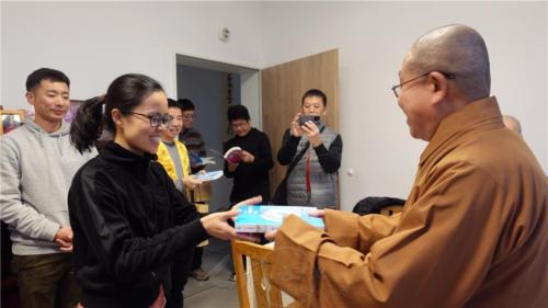 信眾歡喜接受慧開法師贈書