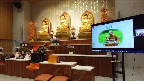 意猶未盡的信眾於滴水坊向慧開法師請益