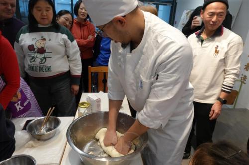 廖達海示範揉麵時需要將身心力量凝聚一處