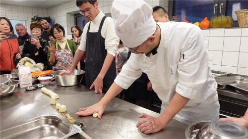 青年廖達海示範如何輕輕地壓擠麵糰