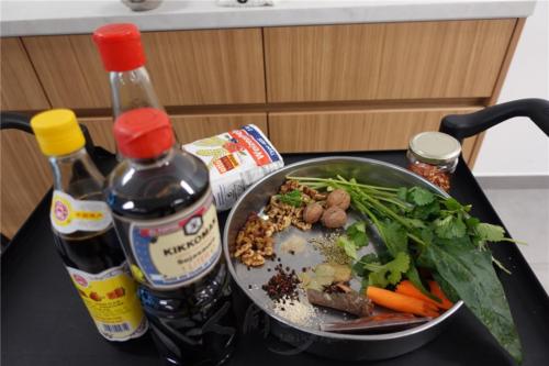 廖達海自創的大唐西域麵配料