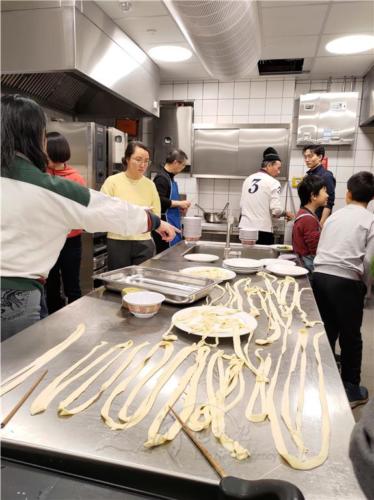 拉麵終於成型，即將下鍋