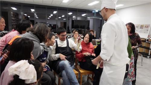 大家對剛完成的「拉麵」讚歎不已