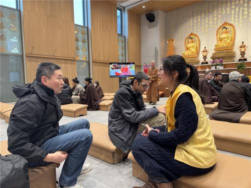 柏林法寶節讀書會，青年徐曉偲帶領英文組討論〈求籤與法語