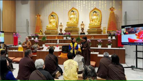 柏林法寶節讀書會，資深信徒張秀開分享給人一個微笑也是布施