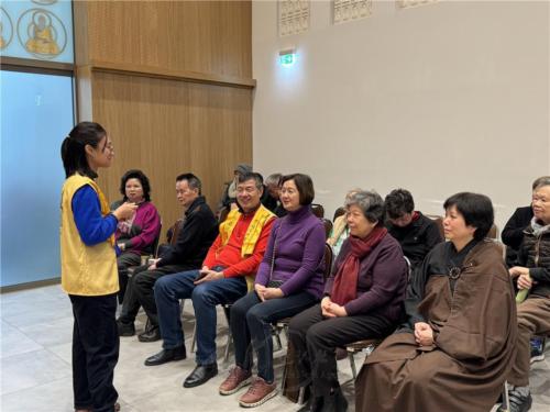 柏林法寶節讀書會，青年吳璇帶領信眾閱讀及討論〈布施〉