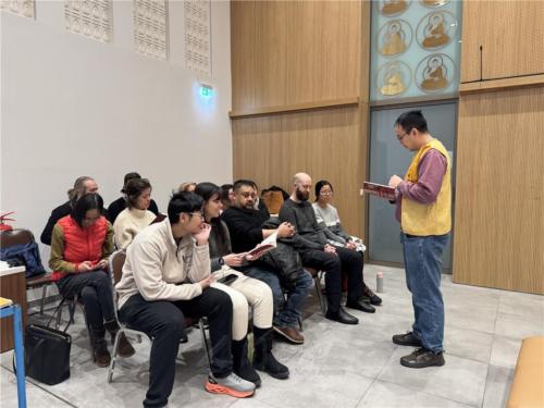 柏林法寶節讀書會，青年劉育銓帶領德文組閱讀《獻給旅行者365日》〈殘缺也是美〉