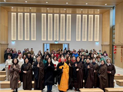 馬來西亞著名佛曲創作音樂人黃慧音於柏林佛光山大雄寶殿，與住持妙祥法師及與會中德人士合影