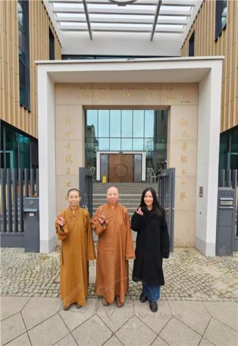 馬來西亞音樂人黃慧音（右）於柏林佛光山大門前，與住持妙祥法師（中）、監寺永超法師合影