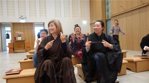 與會柏林佛光人歡喜學習如何正確使用牙線