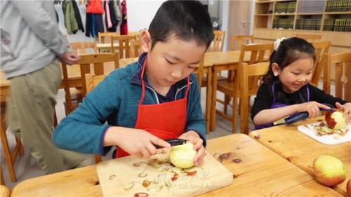 小小烘焙師花生與湯圓兄妹認真削蘋果